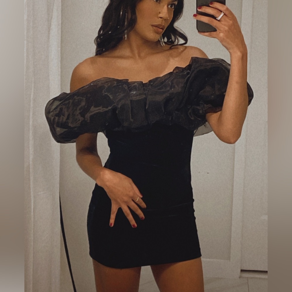 Zara VOLUMINOUS VELVET BLACK MINI DRESS
